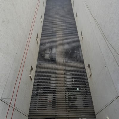 רשת מתכת מותקנת על חזית בניין למניעת כניסת יונים.