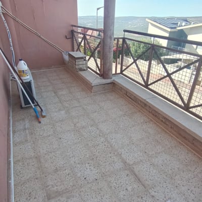 מרפסת עם רצפת אריחים וניקוז