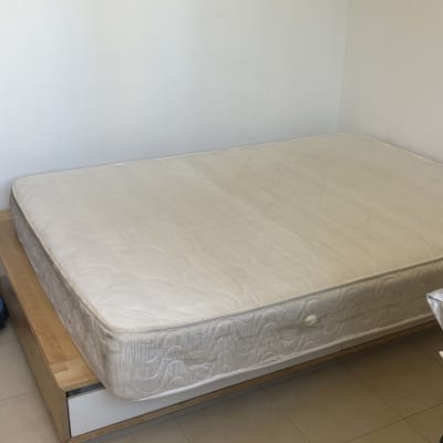 מזרן על מיטה בחדר שינה עם תמונה על הקיר
