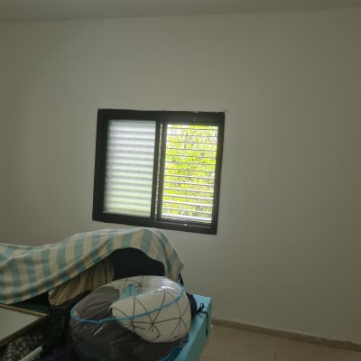 קיר צבוע בלבן עם חלון קטן