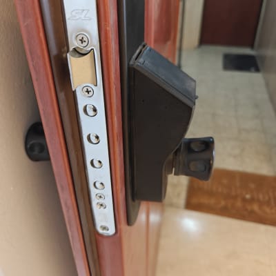מנעול דלת עם בריחים ומנגנון נעילה