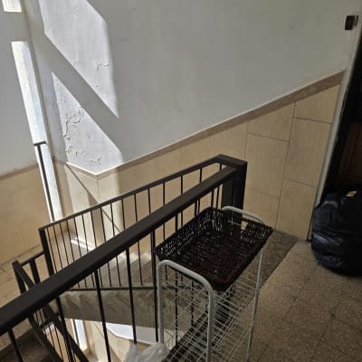 עגלת קניות במסדרון מדרגות בבניין מגורים