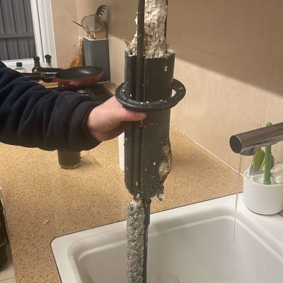 חלקי דוד שמש עם אבנית על גוף חימום