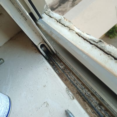 מסגרת חלון מתכתית עם מסילה מלוכלכת