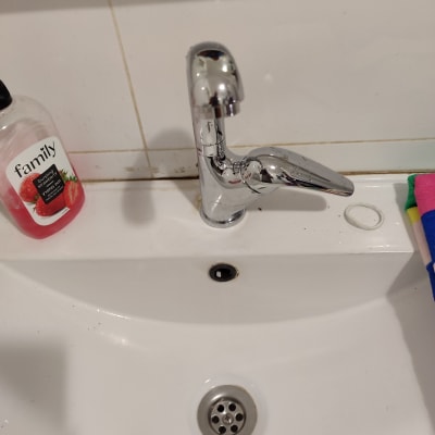 ברז כרום בכיור לבן עם ניקוז