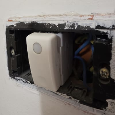 מתג חשמלי פתוח עם חוטים חשופים בקיר