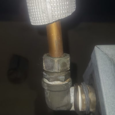 חיבור צינור מתכת עם בידוד לבן