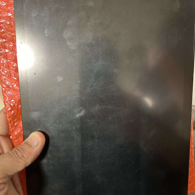 מסך מגע של אייפון עם מסגרת שחורה