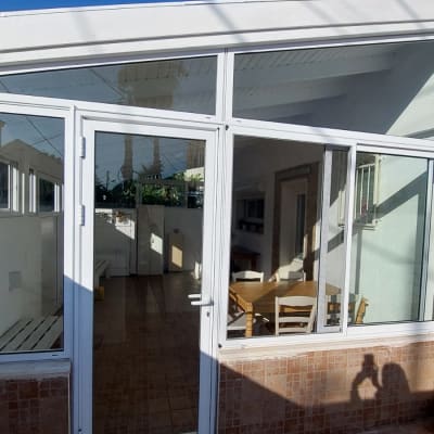 דלת וחלונות אלומיניום במבנה חיצוני