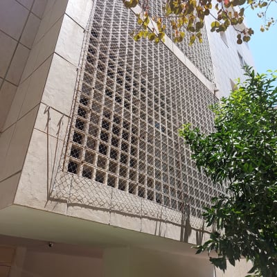 רשת מתכת על קיר למניעת כניסת יונים