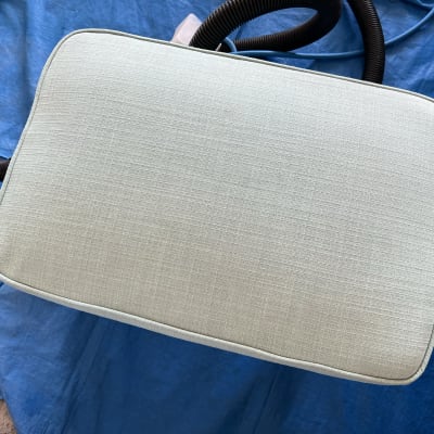 כרית ספה על יריעת בד כחולה עם צינור ניקוי