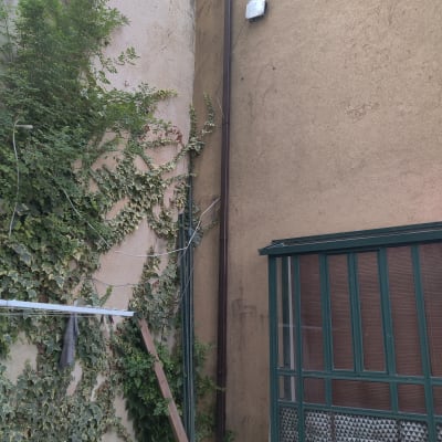 קיר עם צינור ניקוז מהגג