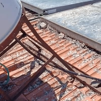 גג עם לכלוך ופסולת, ייתכן צורך בניקוי