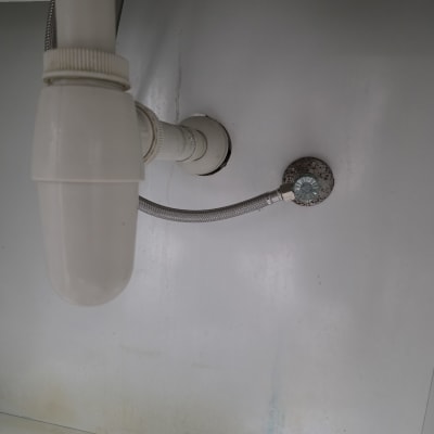 צנרת מתחת לכיור עם חיבורים