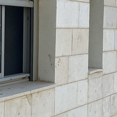 קיר אבן עם חלון פתוח למחצה