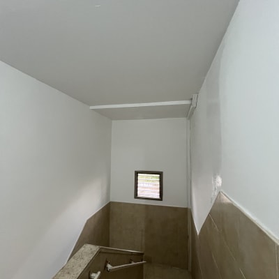 קירות צבועים במדרגות עם חלון קטן