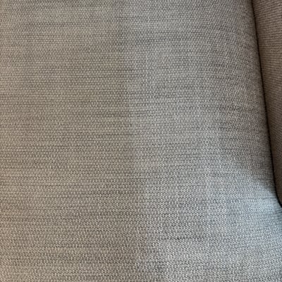 ספה אפורה עם מרקם בד