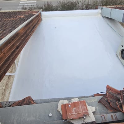 גג אטום עם חומר לבן, רעפים שבורים בצד