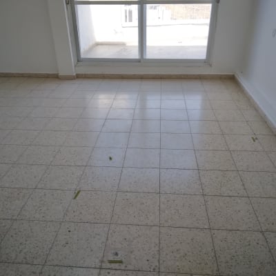 רצפה נקייה עם אריחים בהירים בחדר ריק