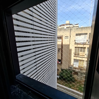 רשת יונים מותקנת על חלון למניעת כניסת יונים