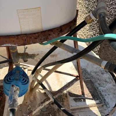 מערכת צינורות ומיכל עם חלודה על בסיס בטון