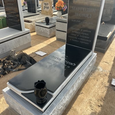 מצבות בבית קברות עם כיתוב בעברית ורוסית