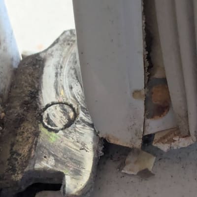 חלק מתכת חלוד במקרר עם לכלוך