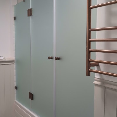 דלתות זכוכית למקלחת עם ידיות מתכת