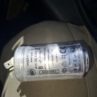 קבל חשמלי עם כיתוב טכני על פני השטח