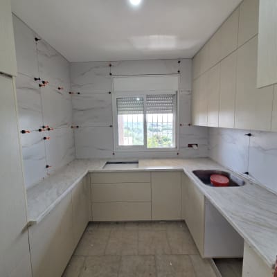 התקנת מטבח מודרני אינטגרלי בצורת U עם חיפוי קיר