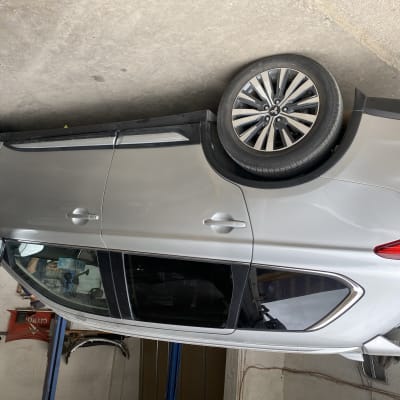 רכב אפור עם גלגלים בחניון מוסך