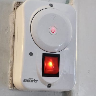 מתג חשמלי חכם עם נורית חיווי אדומה דולקת