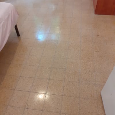 רצפה נקייה ומבריקה עם השתקפות אור