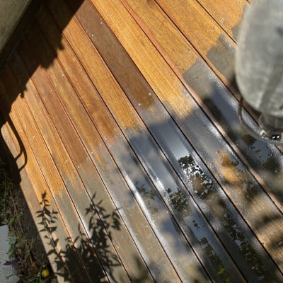 ניקוי דק עץ עם מכונת שטיפה בלחץ מים