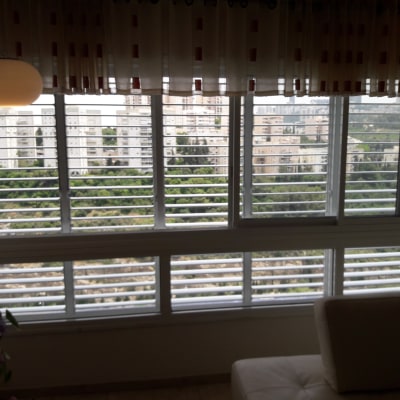 חלונות עם תריסי אלומיניום אופקיים