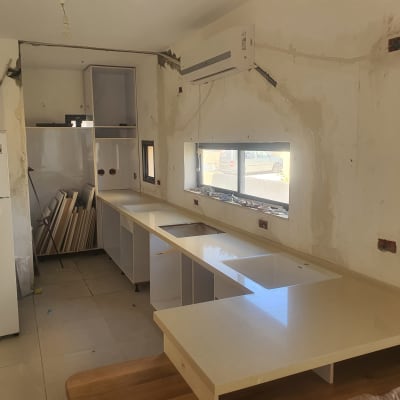 משטח שיש במטבח בתהליך התקנה