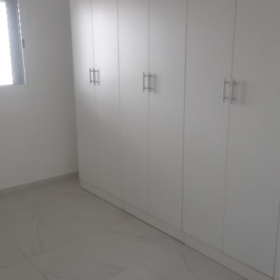 ארון לבן עם דלתות וידיות מתכת