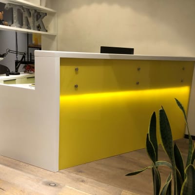 דלפק עץ צבוע בצהוב ולבן עם מדף עליון