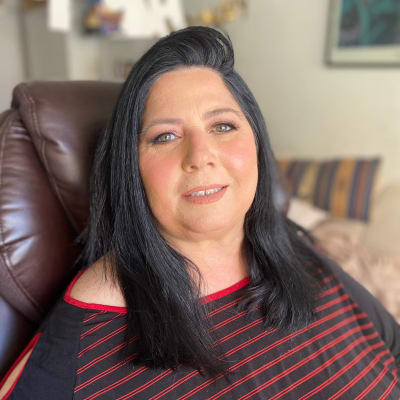 איפור עיניים עדין ושיער חלק כהה