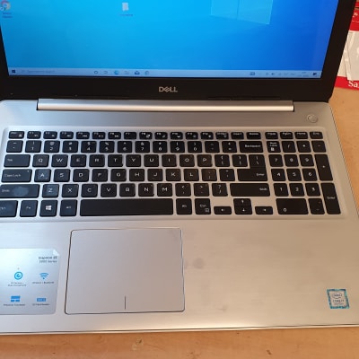 מחשב נייד דל עם מסך כחול ומקלדת מלאה