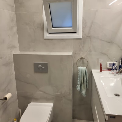 חלון אלומיניום קטן בחדר אמבטיה