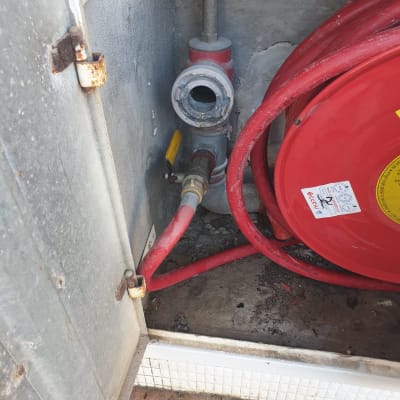 ברז כיבוי אש עם צינור אדום בארון מתכת