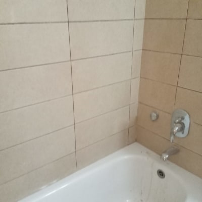 אמבטיה עם ברז, לכלוך וצינור כחול