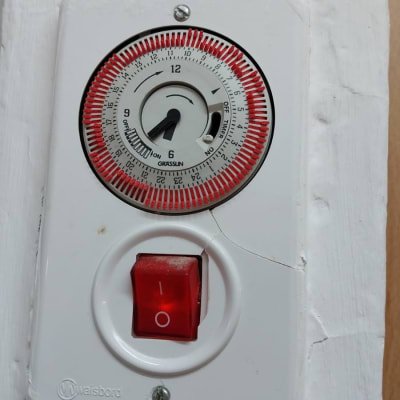 שעון טיימר חשמלי עם מתג הפעלה אדום