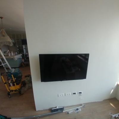 סולם, עגלת כלים, טלוויזיה מותקנת על קיר