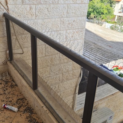 דוקרנים על מעקה למניעת יונים, מיכל דבק על הרצפה