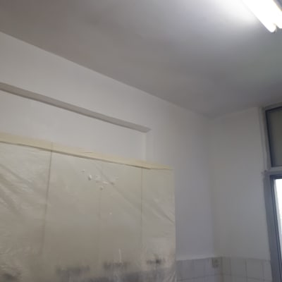 ארון מכוסה בניילון להגנה בזמן צביעה