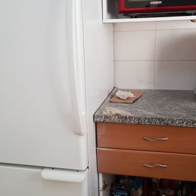 שיש אפור עם מגבת נייר על גבי קרטון