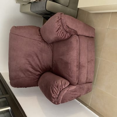 כורסה מרופדת בצבע ורוד כהה עם כריות צד