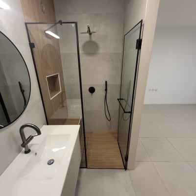 כיור לבן עם ברז, מקלחון זכוכית